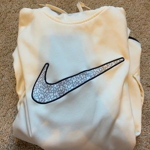 Nike: White hoodie